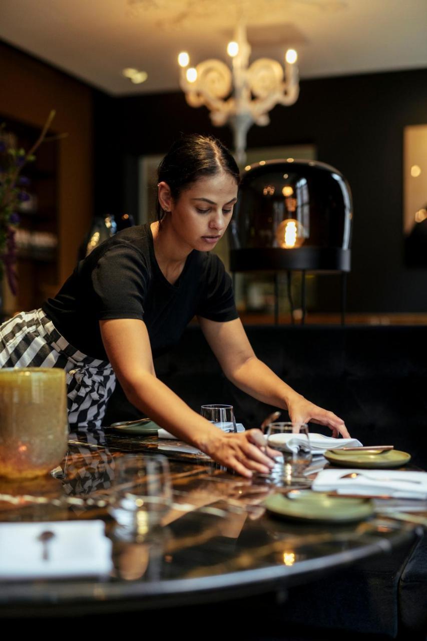 Het Arresthuis Рурмонд Екстер'єр фото A waitress clearing a table